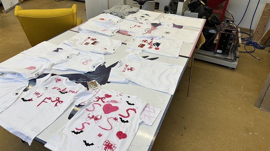 Nytryckta tröjor som eleverna har jobbat med. 