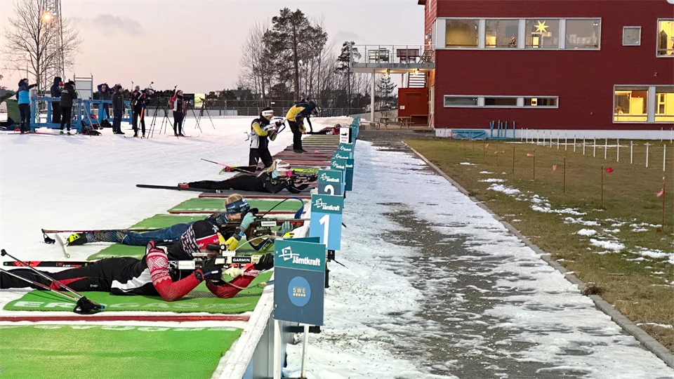 Skidskyttar övar liggande skytte på skjutvallen.