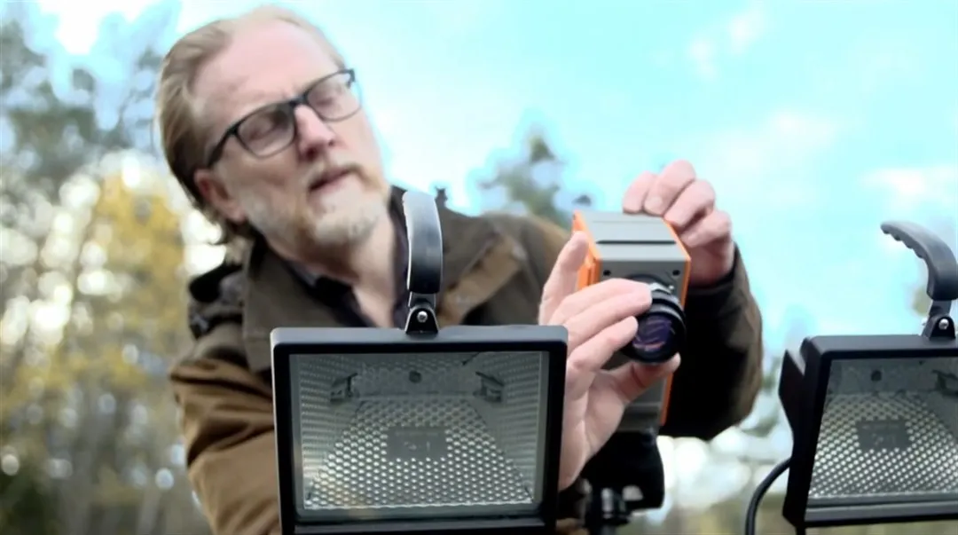 Forskaren Benny Thörnberg monterar kamerautrustning