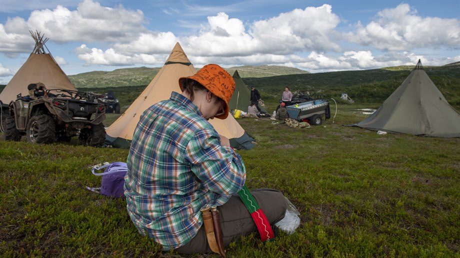 Ellen Elise Jåma syr på ett bälte.
