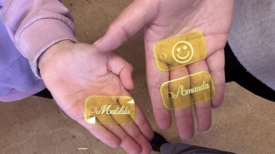 Eleverna har gjort nyckelbrickor med sina namn graverade med laser. 
