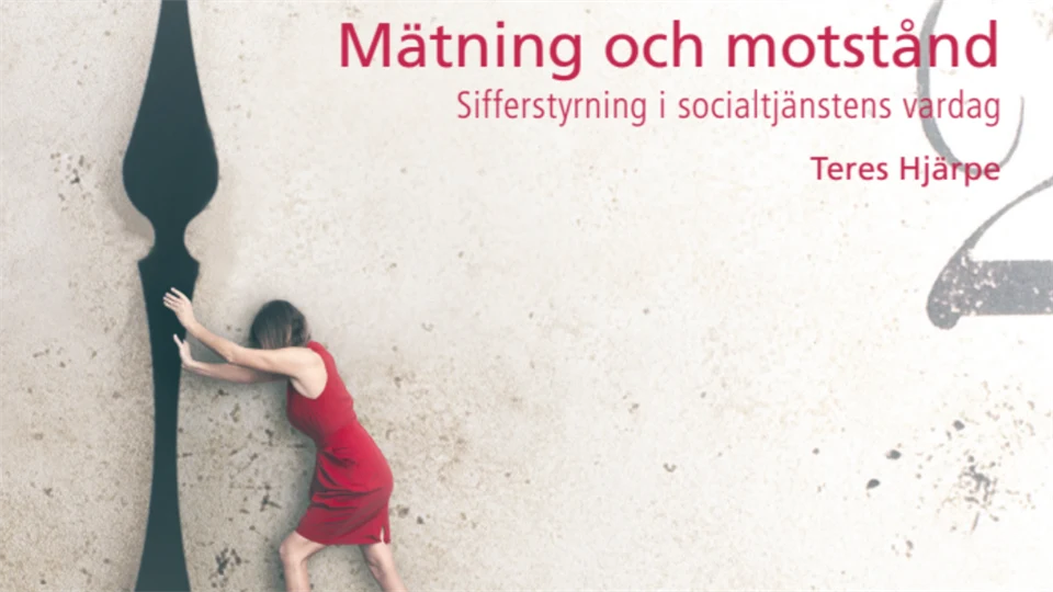 En kvinna med röd klänning bredvid en klocka