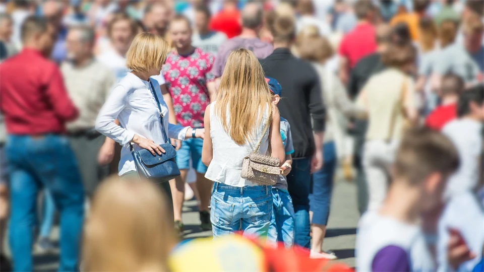 Folksamling på en stadsgata