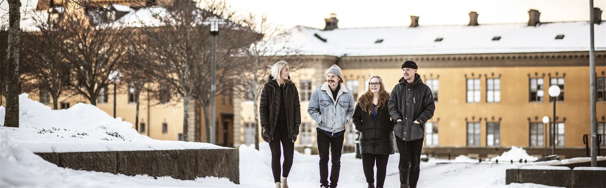 Studenter utanför Campus Östersund