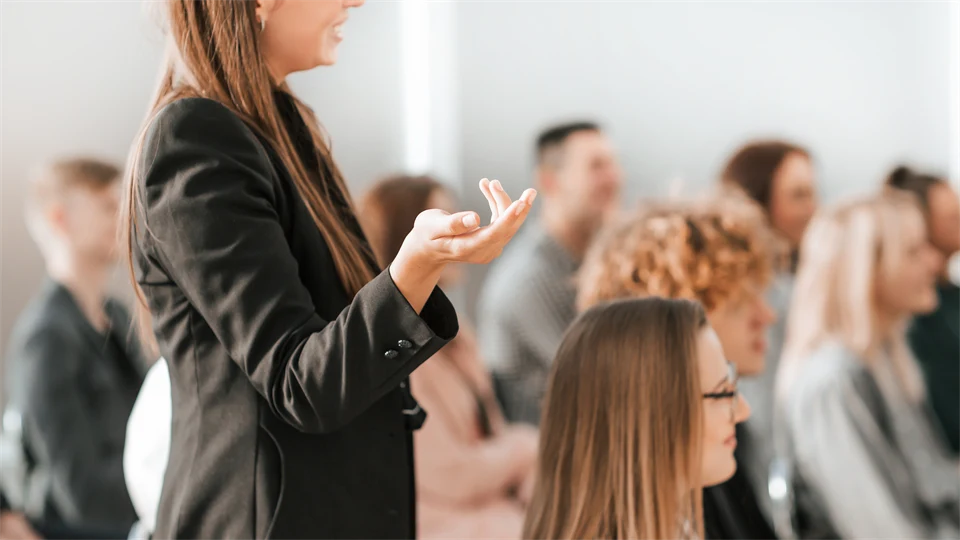 Kvinnor och män, sittandes och stående i en lektionssal under en workshop