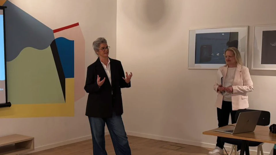 Två kvinnor som håller föredrag.