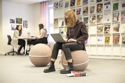 Läser sittande på boll