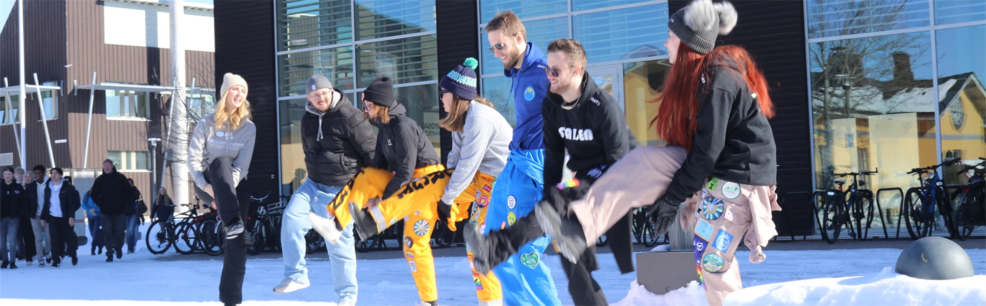 Några från studentkåren i Östersund dansar utanför G-huset på campus i Östersund.