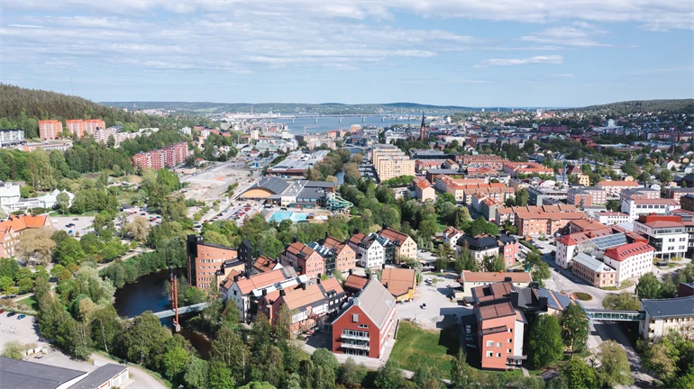 Drönarbild, Campus i förgrunden, Sundsvalls stad i bakgrunden