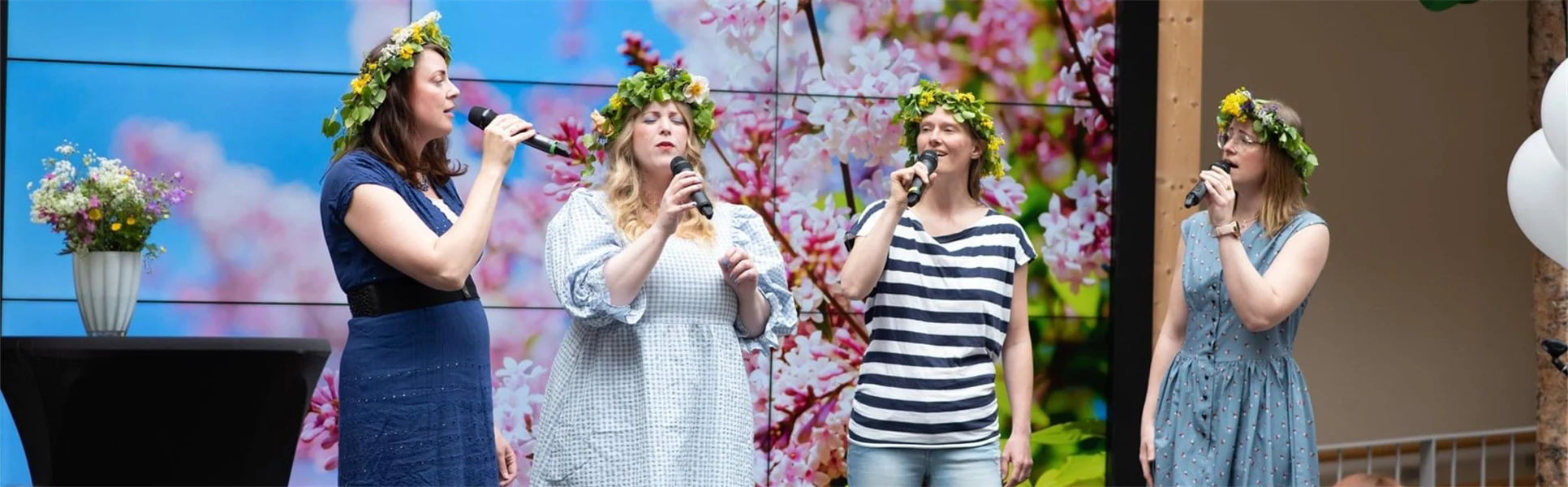 Musikgruppen Yrväder sjunger på scenen. 