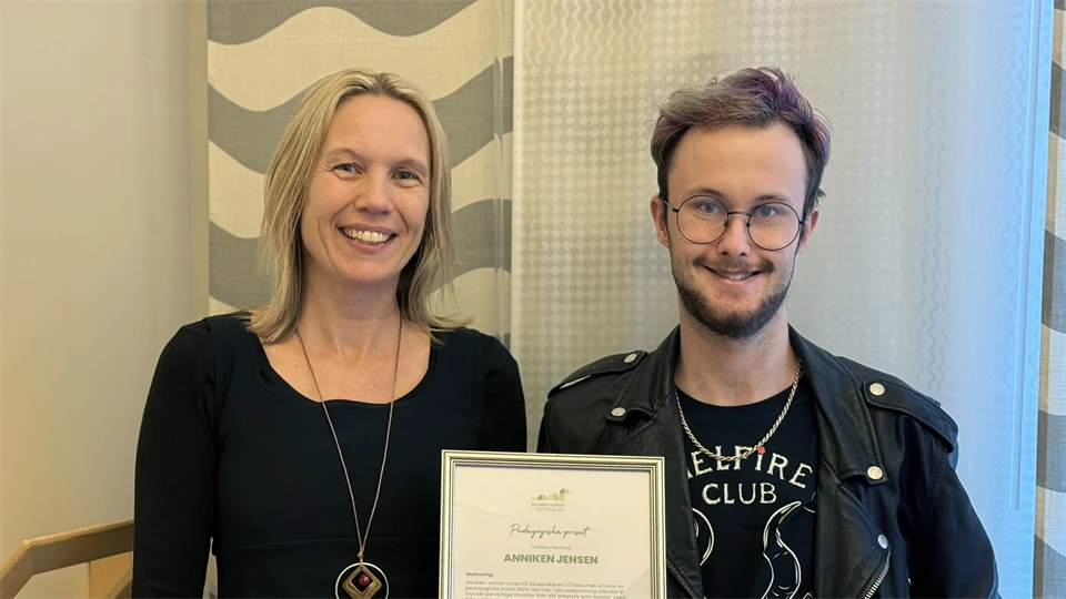 porträtt av en man och en kvinna med ett diplom