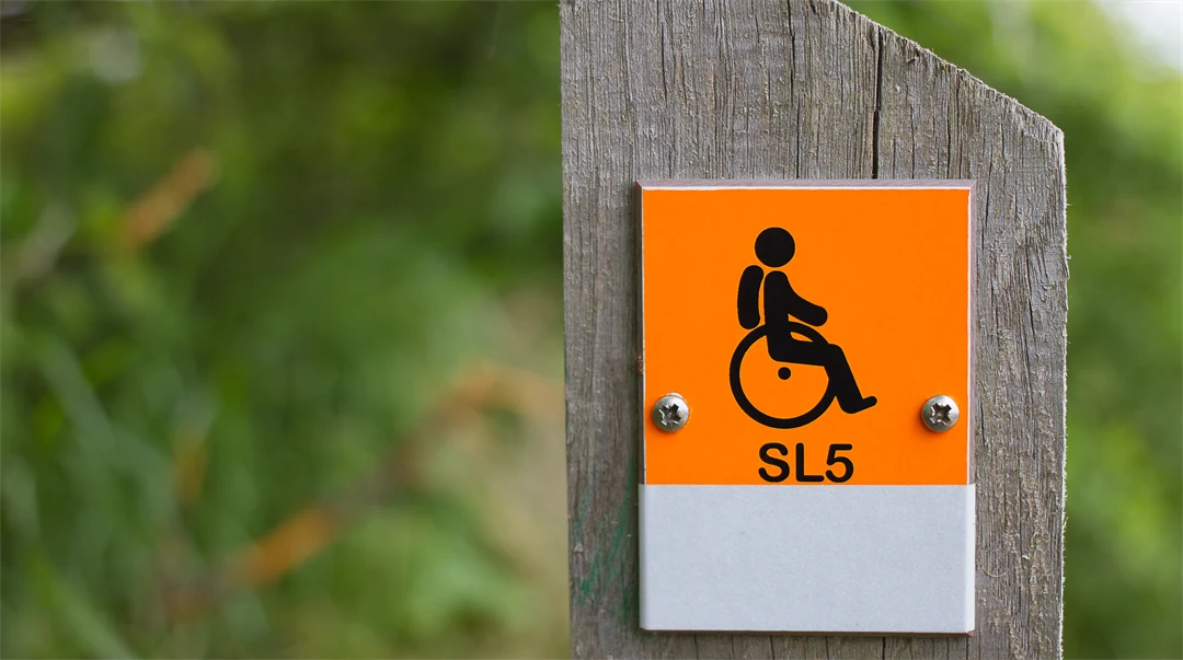 Skylt handikappanpassad vandringsled