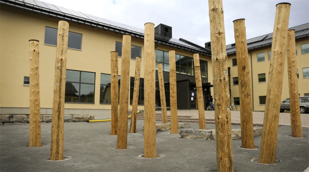 Mattarmuorra - konstverk och exteriör hus O