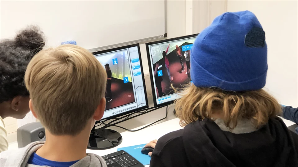Skolklass på studiebesök i labbet