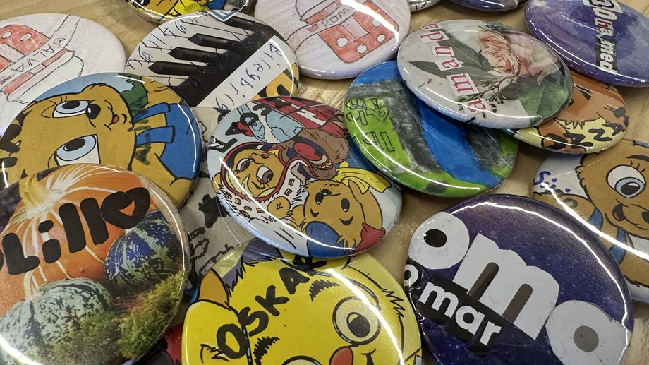 Namnknappar som fritidseleverna fick göra på Makerfritids.