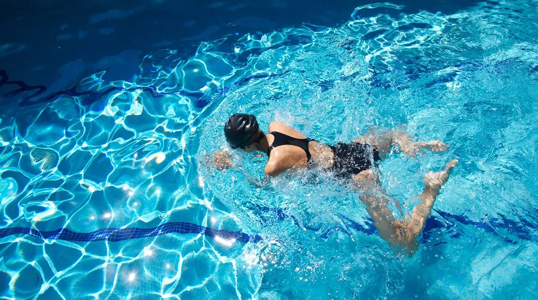 Bröstsim i basssäng