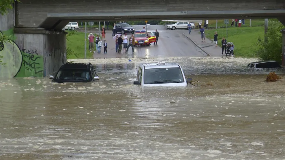 Bilar i översvämmad viadukt