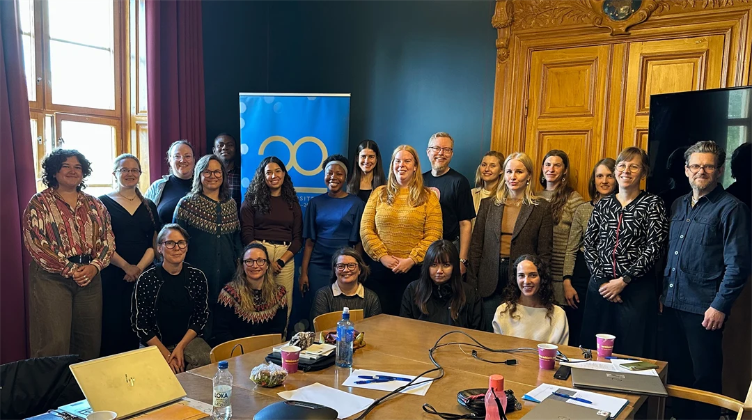 Deltagare samlade runt konferensbordet under symposiets första dag