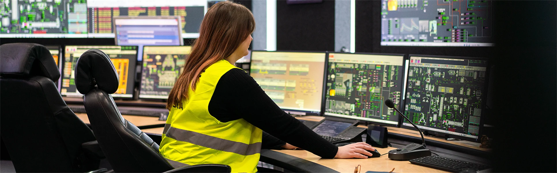 En automationsstudent på besök i industri.