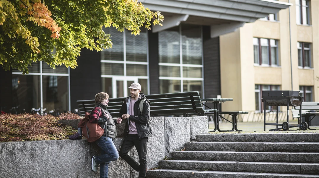 Studenter i campusmiljö.