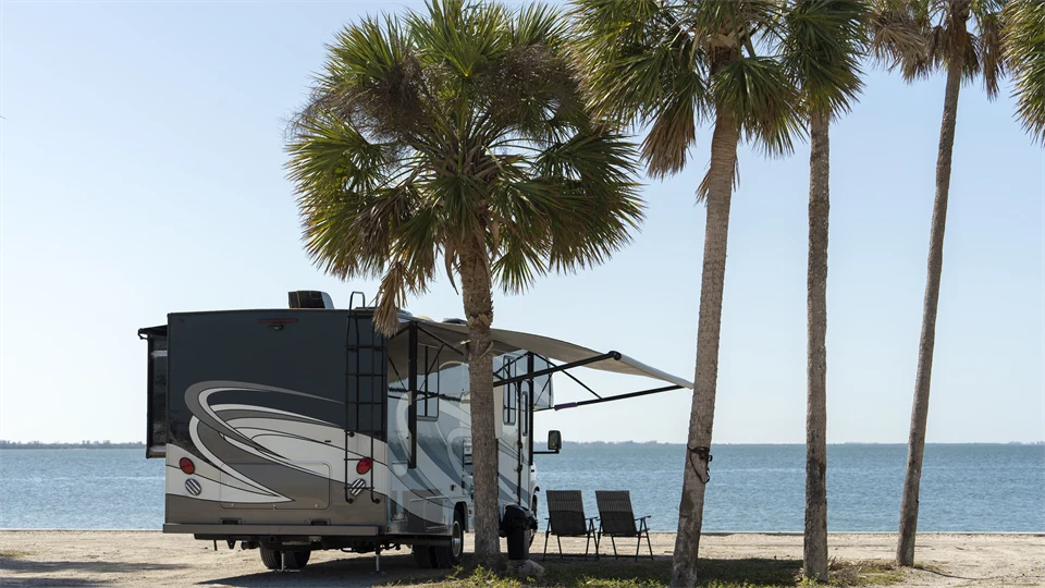 En husbil som är uppställd på en strand i Florida. 