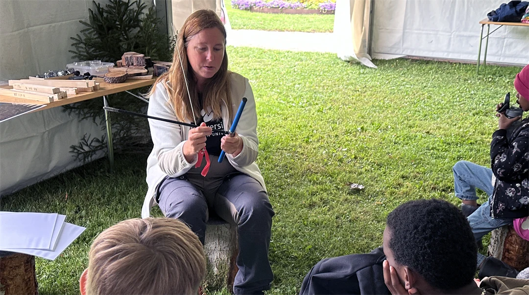 En kvinna håller i två pinnar