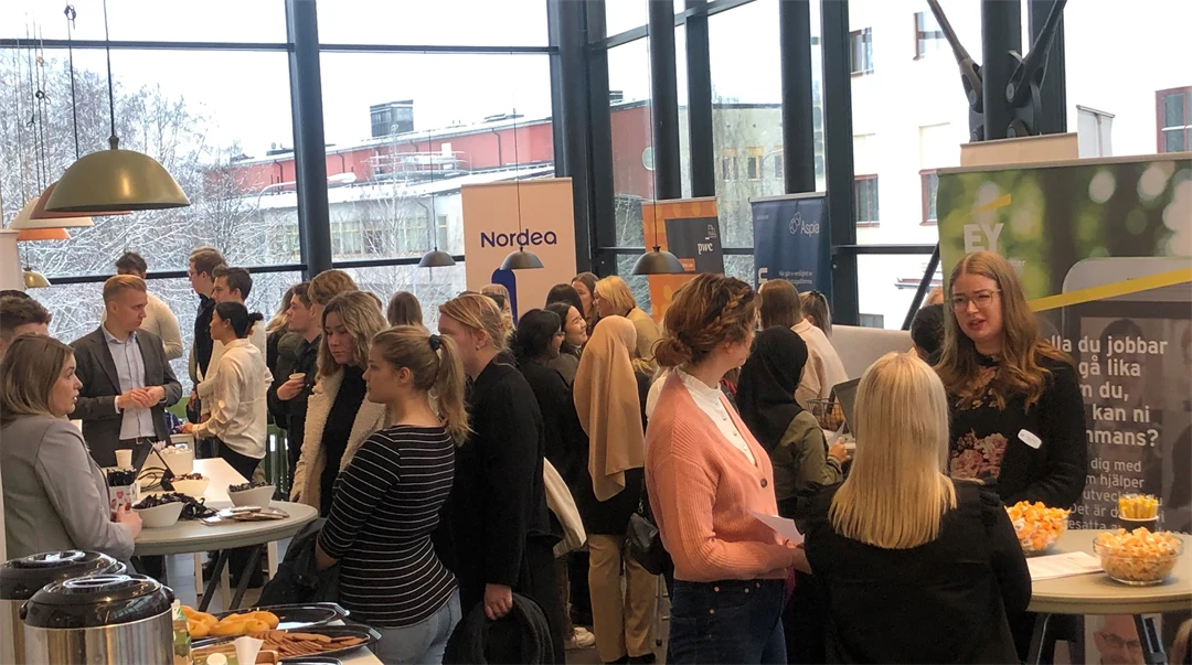 studenter minglar med företag från CER-nätverket vid mingeldagen 23 november