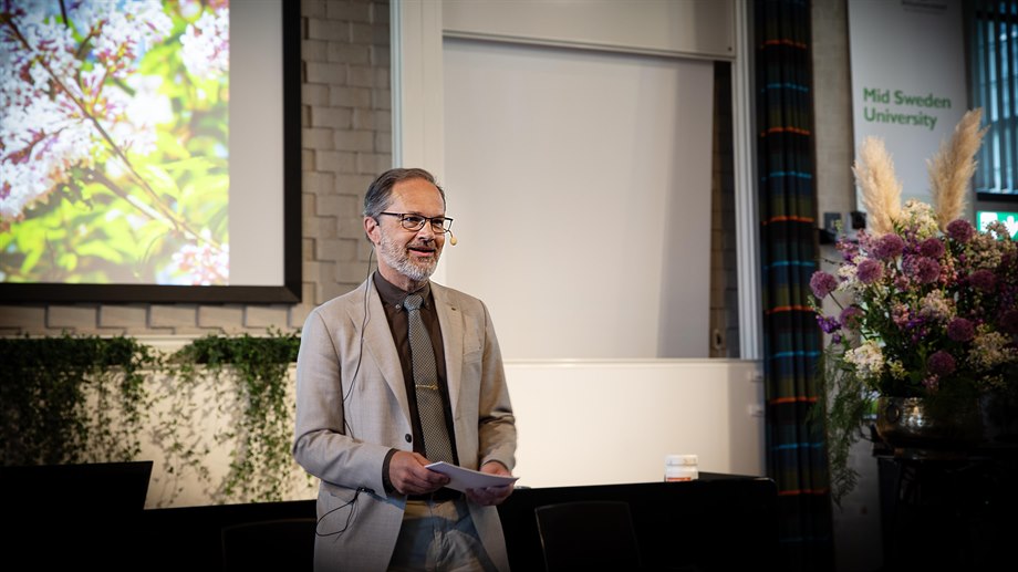 Pär Olausson, dekan vid fakulteten för humanvetenskap inleder avslutningen.