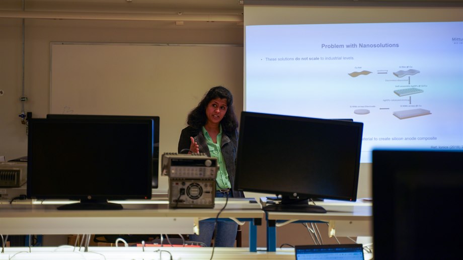 Forskare Manisha Phatdatare ger en kortare föreläsning om batteriforskning på engelska