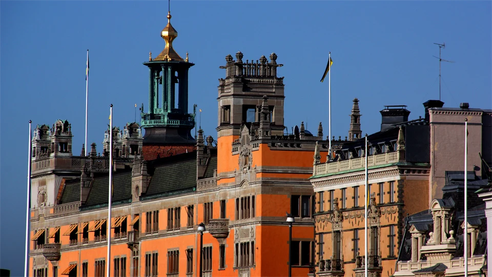 Rosenbad i Stockholm med Stadshuset i bakgrunden.