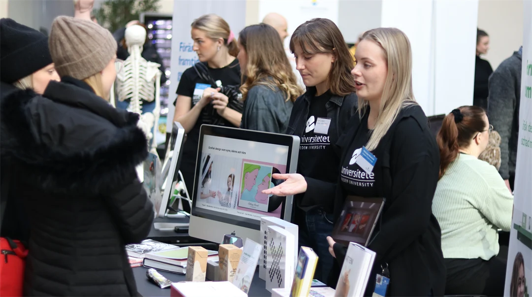 Studenter som besöker en mässa.