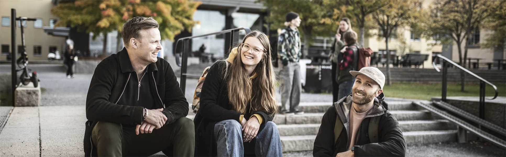Studenter i campusmiljö.