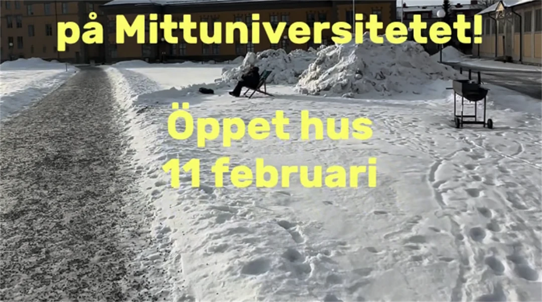 Snötäckt gårdsplan på Mittuniversitetets campus med gula byggnader runtomkring och en hög med plogad snö i mitten. På bilden ligger gul text som säger ’Välkommen till oss på Mittuniversitetet! Öppet hus 11 februari’.