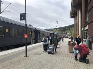 Tågstation med människor.