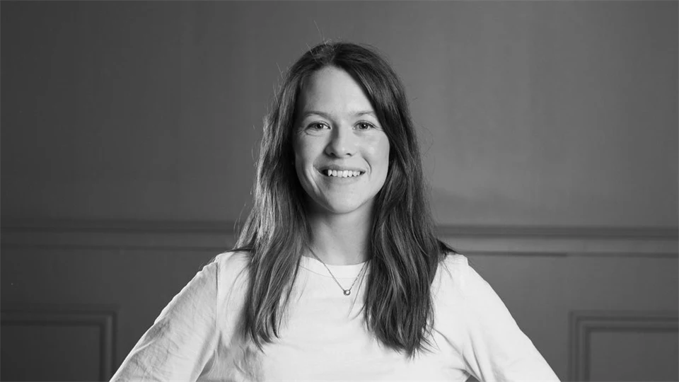 Leende långhårig kvinna – svartvitt porträtt