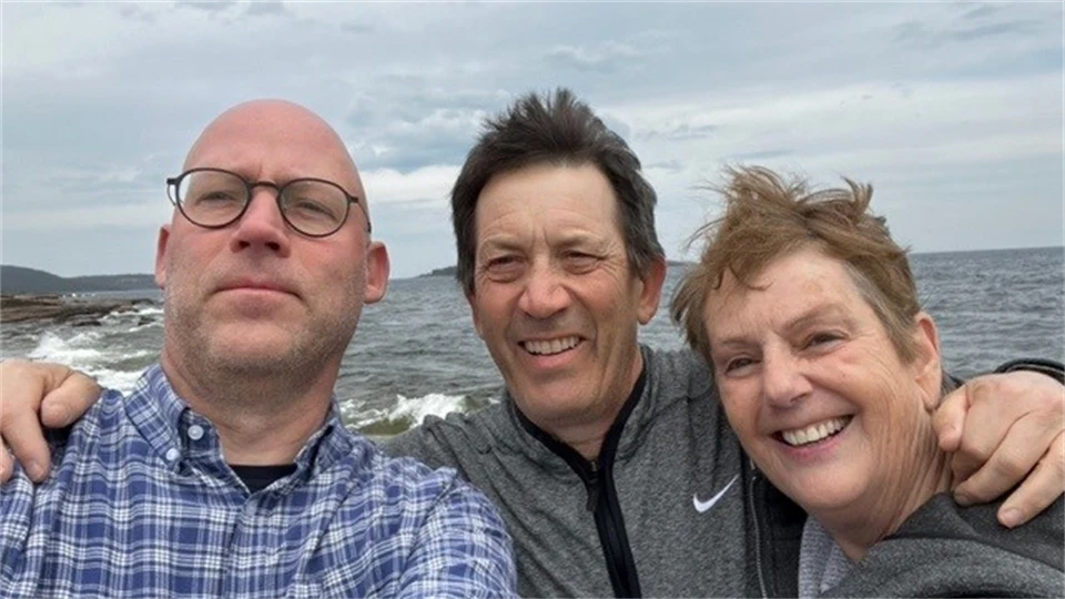 Jimmy Jaldemark. Belinda Gimbert och Dean Cristol with the ocean in the bakground