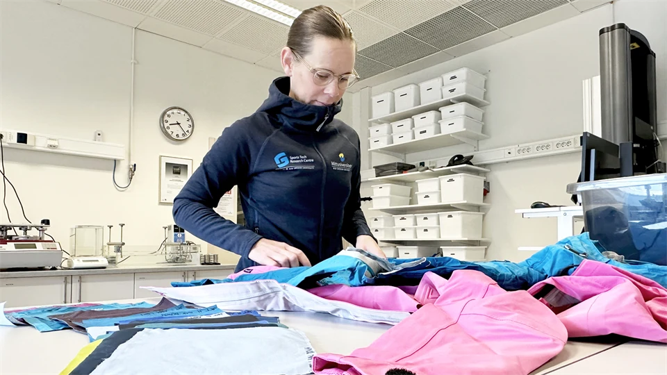 Doktoranden Louisa Nilsson i materialprovningslabbet