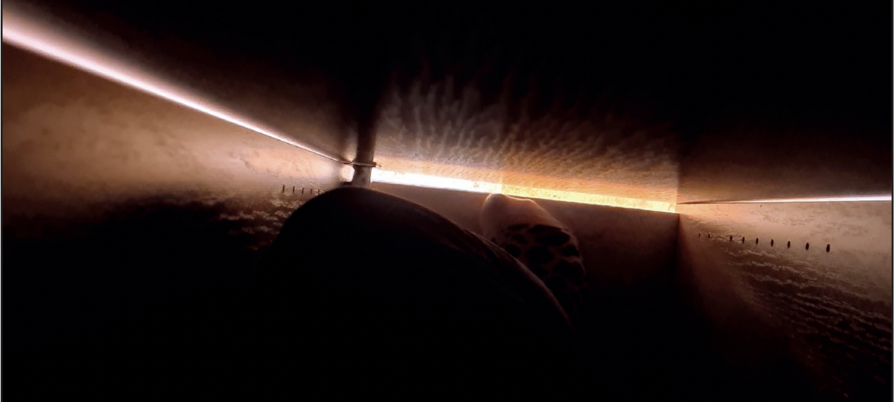 ett mörkt utrymme med en srimma ljus