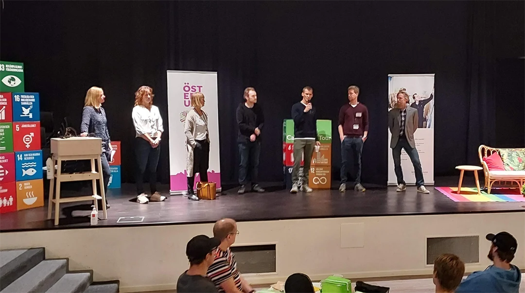 IT-företagen står på scenen inför it-studenternad träffar studenterna