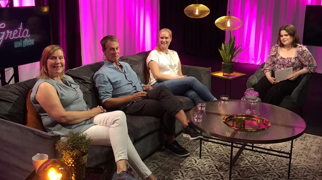 Fyra personer sitter i soffor i en studio.