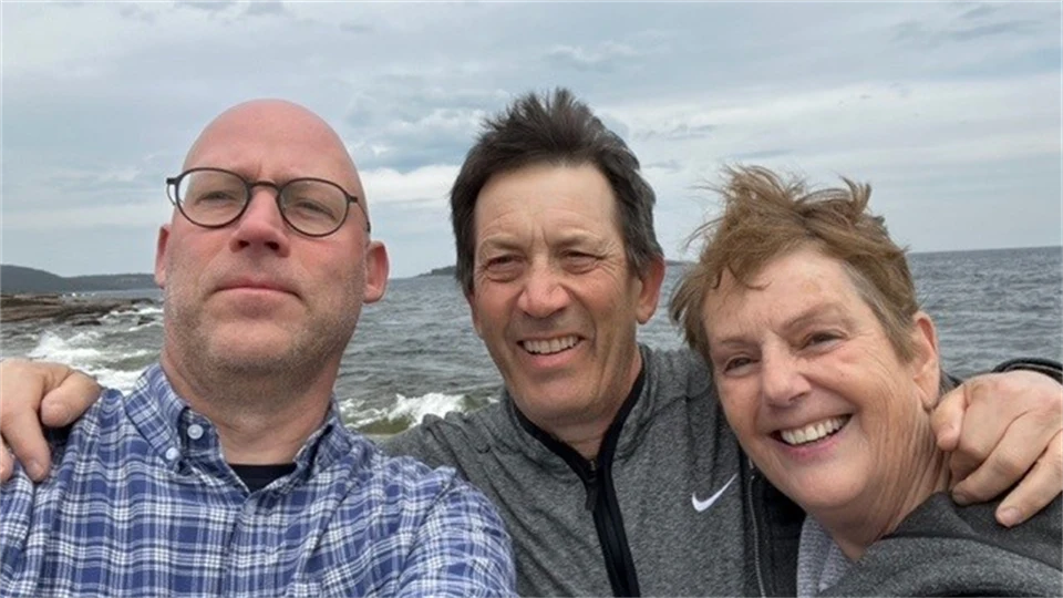 Jimmy Jaldemark. Belinda Gimbert och Dean Cristol med havet i bakgrunden