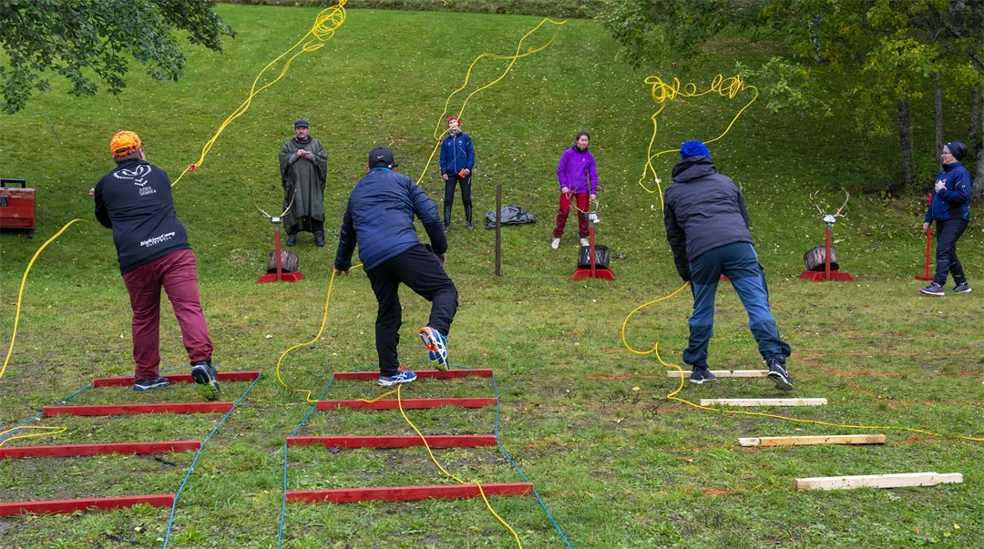 Människor som kastar kasttöm på en tävlingsbana.