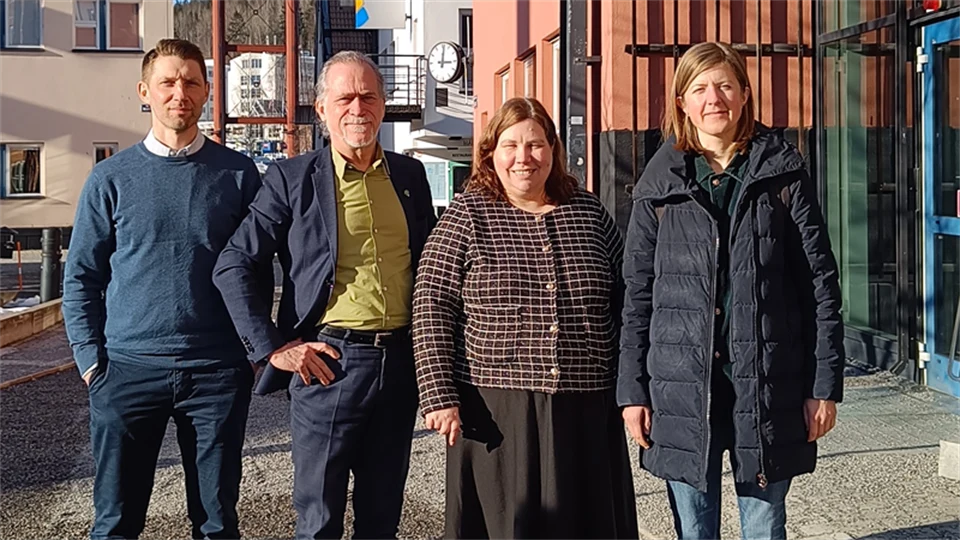 Tå män och två kvinnor står utomhus utanför campus Sundsvall