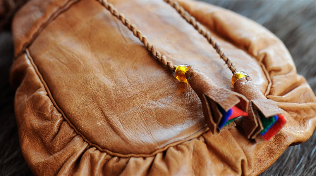 En handsydd kaffepåse av renskinn.