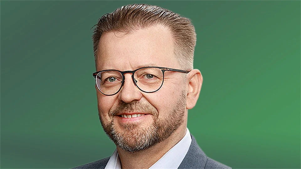  Portrait of a man in glasses.