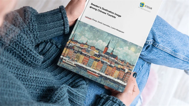 Kvinna sittandes med en vetenskaplig rapport i knät