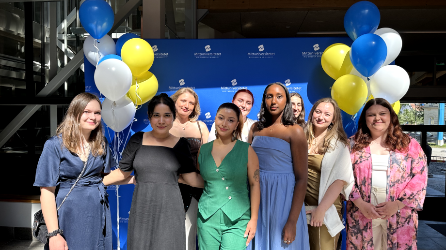 Glada studenter från journalistprogrammet på avslutningen 2024.