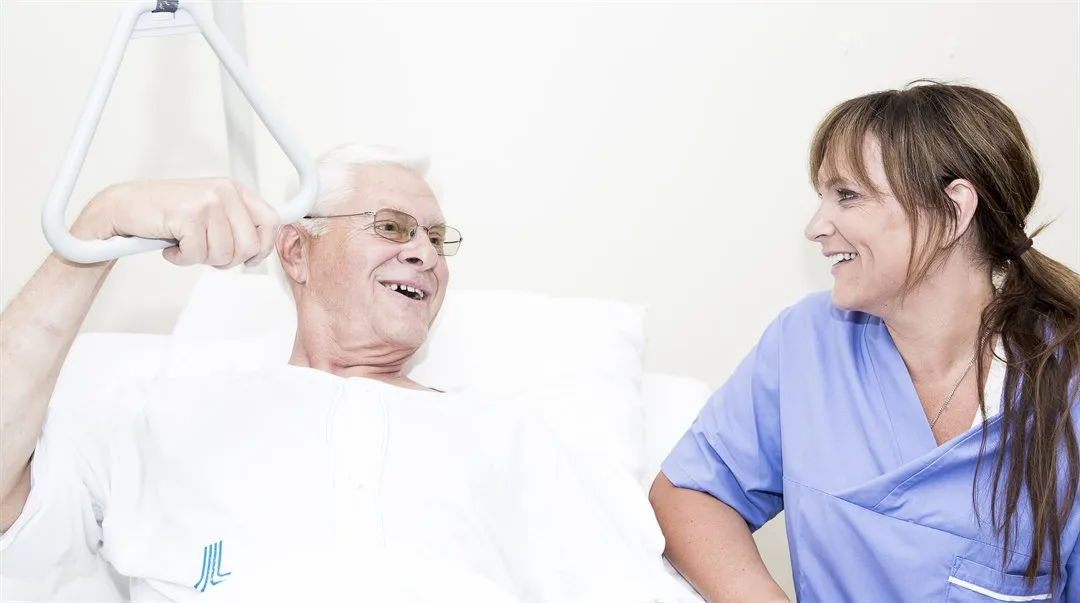 Sjuksköterska med äldre man