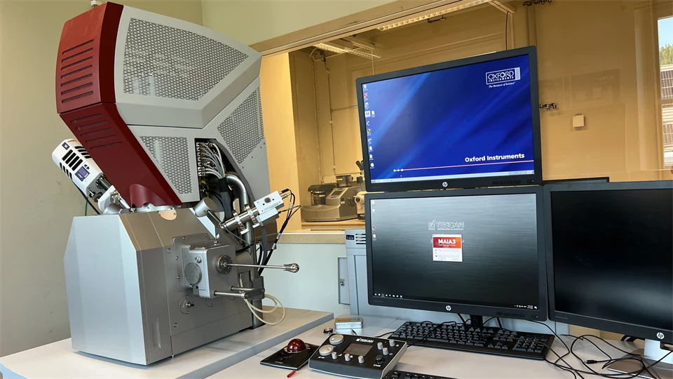 Scanning electron microscope with displays in a laboratory environment.
