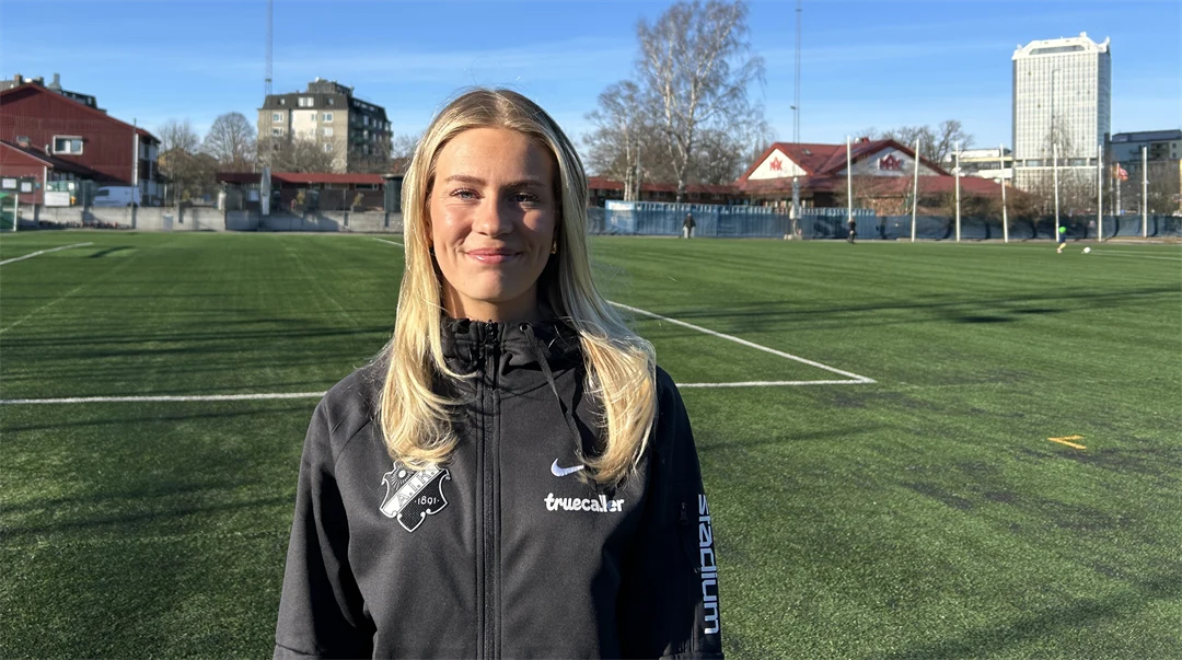 en kvinna på en fotbollsplan